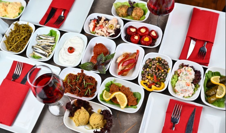 Istanbul's Glittering Night VIP Dinner Cruise